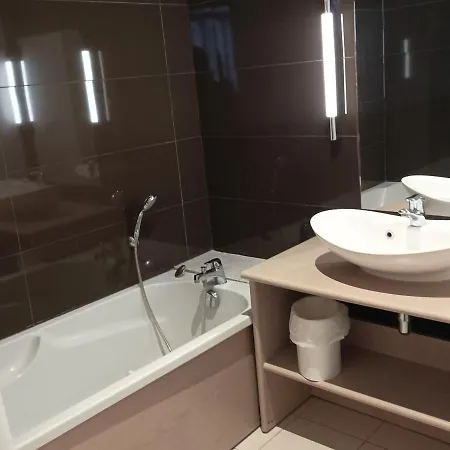 T3 Dans Chateau Avec Piscine Et Wifi, Animaux Admis, 6 Personnes - Fr-1-165b-32 * Жозье